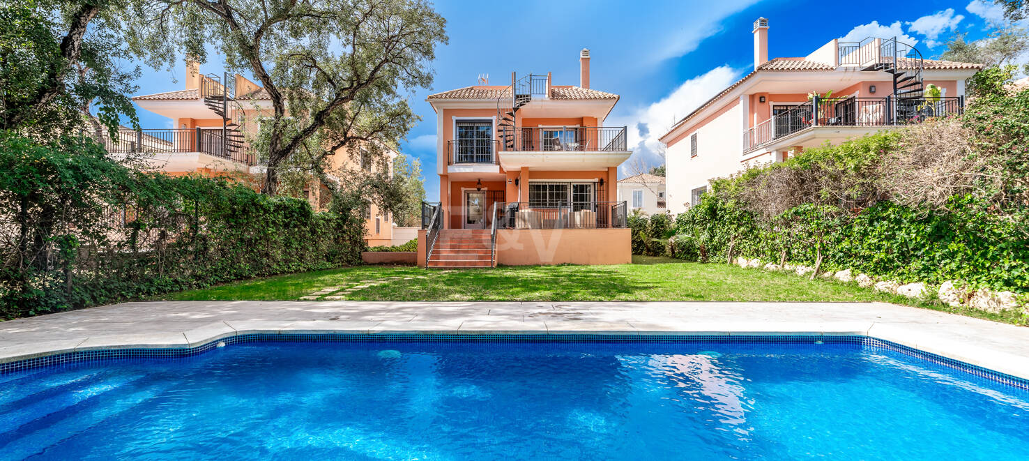 Utsökt familjevilla med privat trädgård och pool i Elviria, Marbella