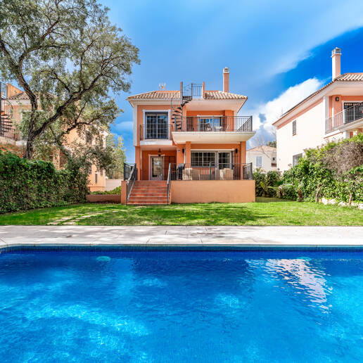 Utsökt familjevilla med privat trädgård och pool i Elviria, Marbella