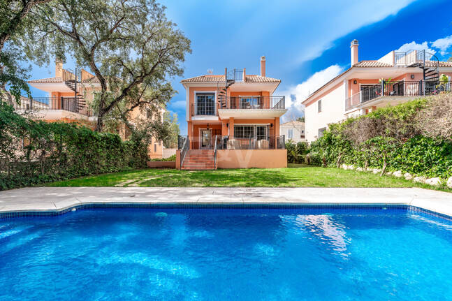 Utsökt familjevilla med privat trädgård och pool i Elviria, Marbella