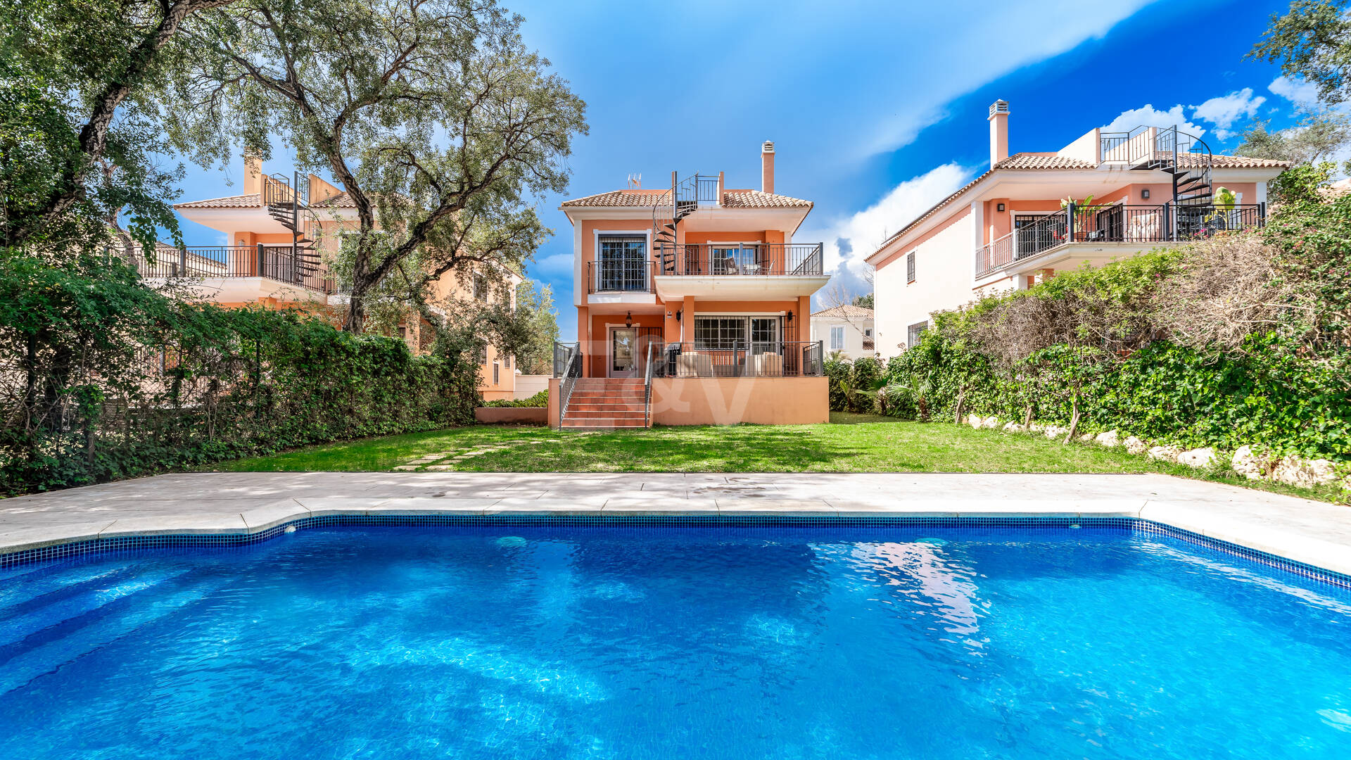 Exquisita villa familiar con jardín privado y piscina en Elviria, Marbella