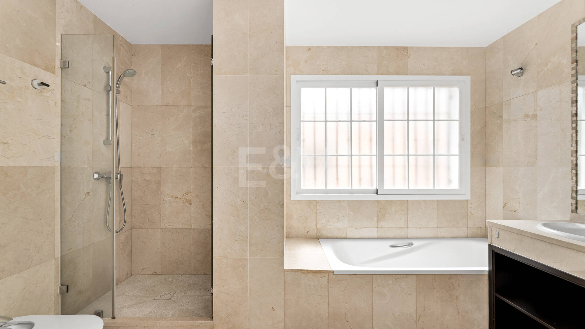 Utsökt familjevilla med privat trädgård och pool i Elviria, Marbella