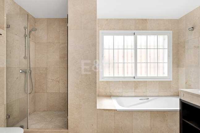 Utsökt familjevilla med privat trädgård och pool i Elviria, Marbella