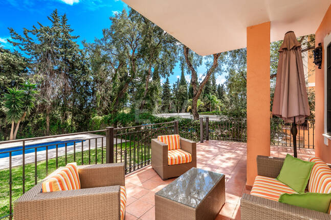 Utsökt familjevilla med privat trädgård och pool i Elviria, Marbella