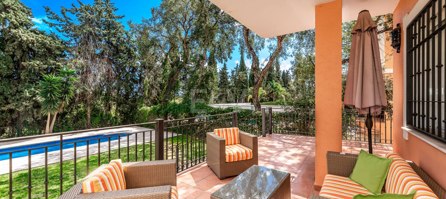 Utsökt familjevilla med privat trädgård och pool i Elviria, Marbella