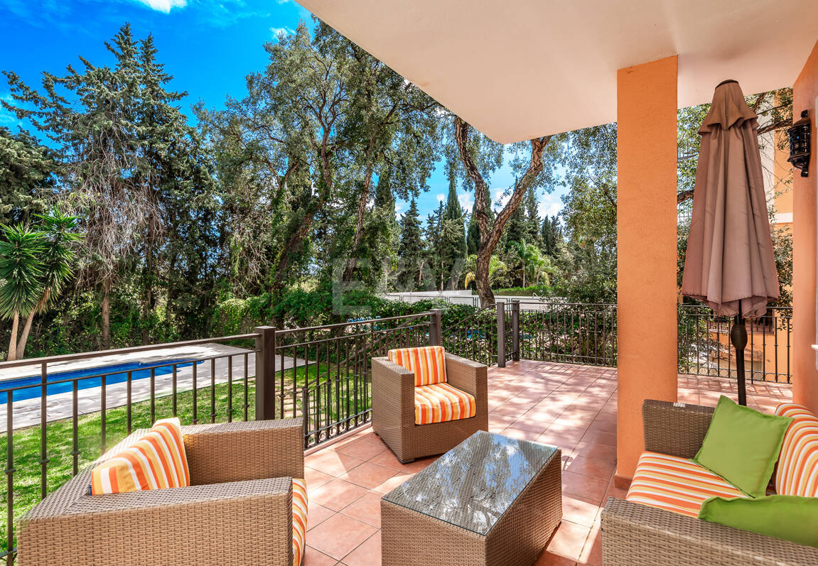 Utsökt familjevilla med privat trädgård och pool i Elviria, Marbella