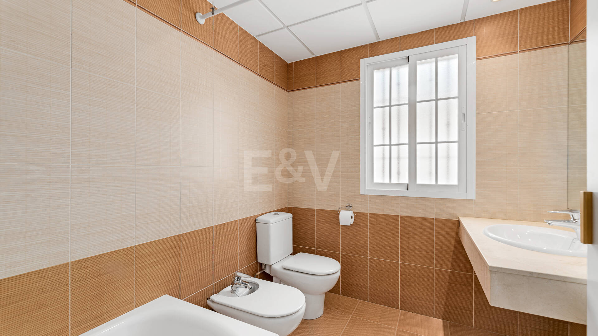 Exquisita villa familiar con jardín privado y piscina en Elviria, Marbella