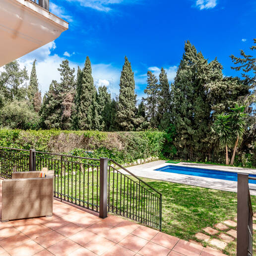 Utsökt familjevilla med privat trädgård och pool i Elviria, Marbella