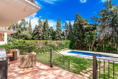 Utsökt familjevilla med privat trädgård och pool i Elviria, Marbella
