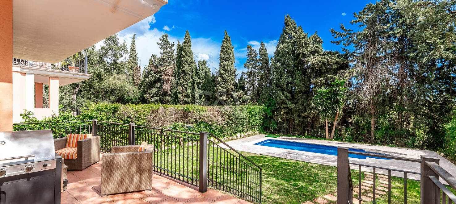 Utsökt familjevilla med privat trädgård och pool i Elviria, Marbella