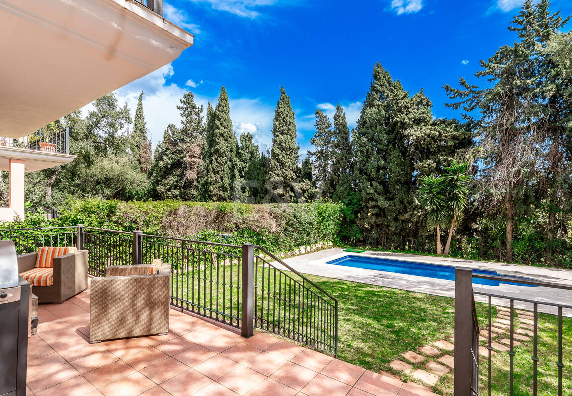 Utsökt familjevilla med privat trädgård och pool i Elviria, Marbella