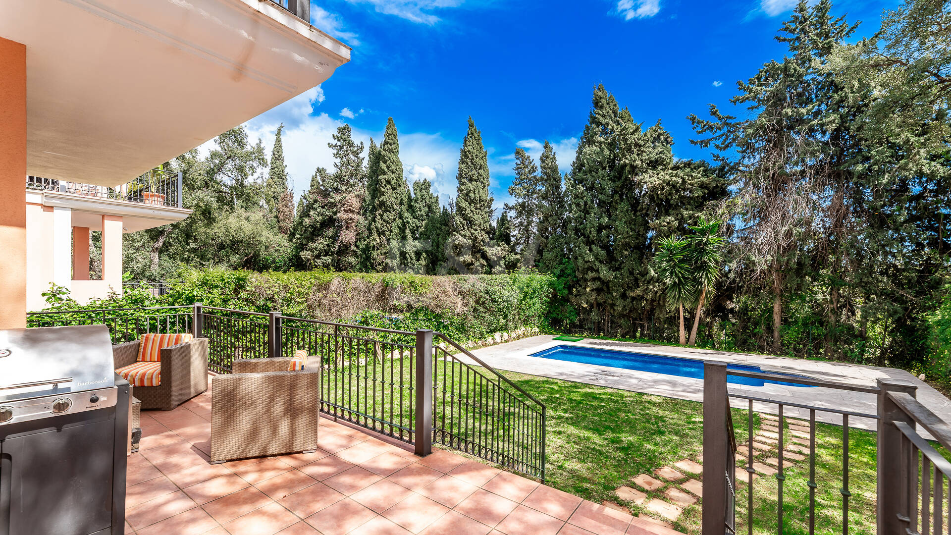 Utsökt familjevilla med privat trädgård och pool i Elviria, Marbella