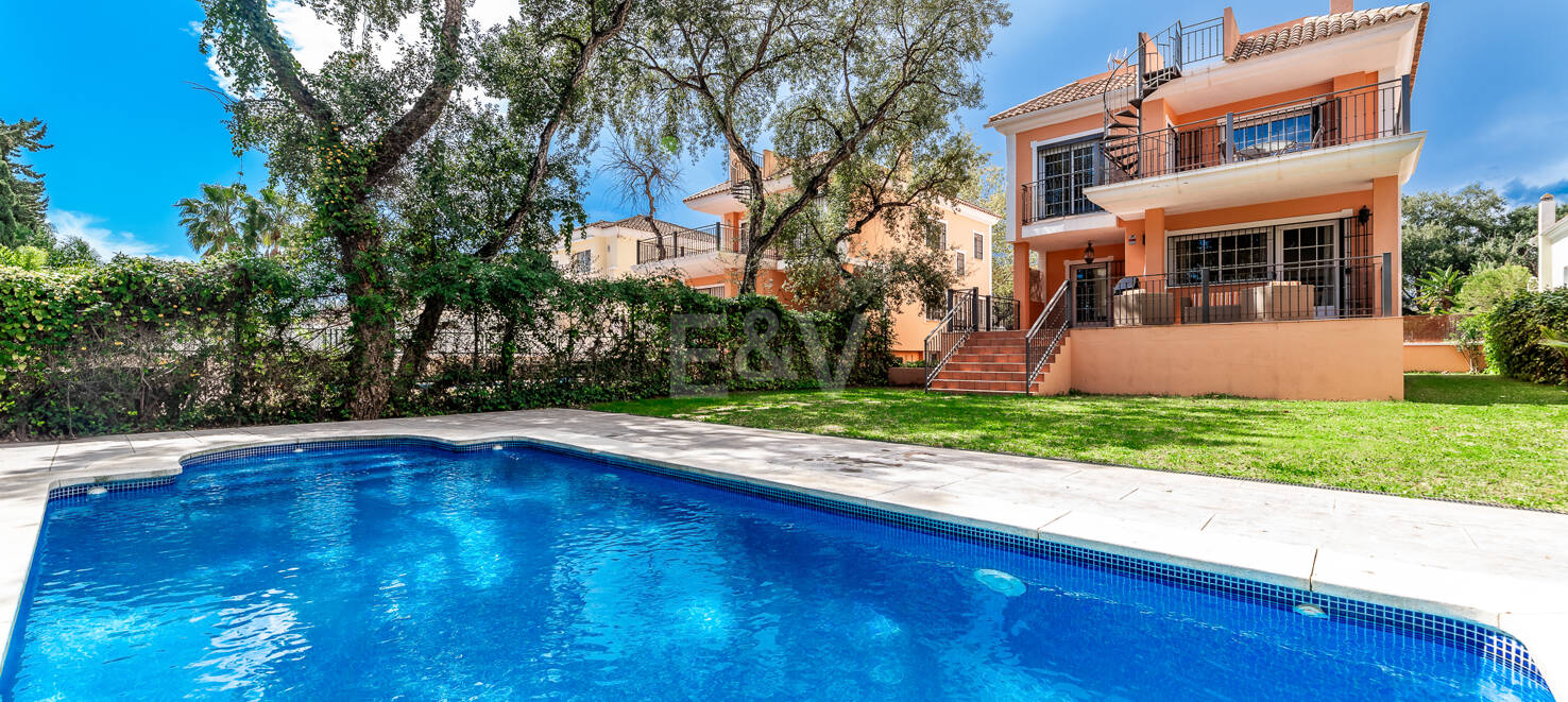 Utsökt familjevilla med privat trädgård och pool i Elviria, Marbella