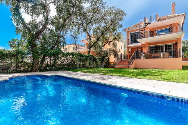 Utsökt familjevilla med privat trädgård och pool i Elviria, Marbella