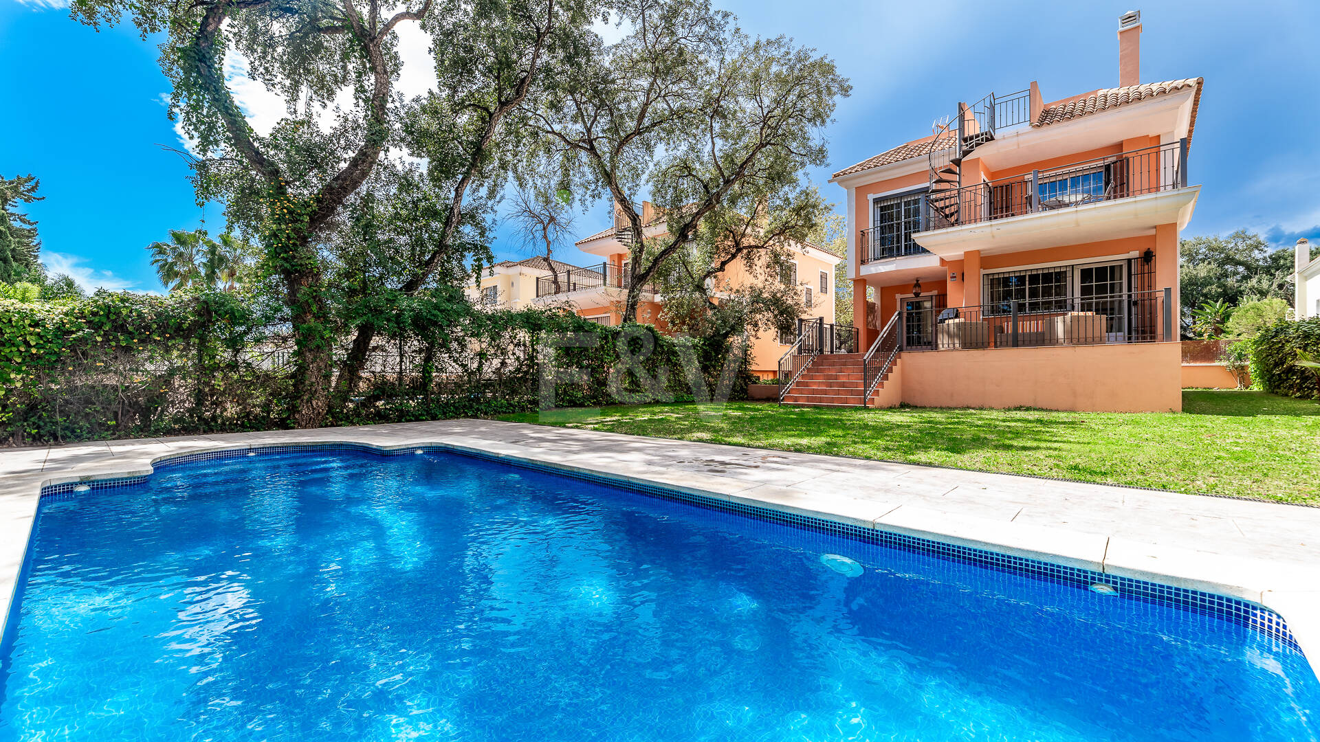 Exquisita villa familiar con jardín privado y piscina en Elviria, Marbella