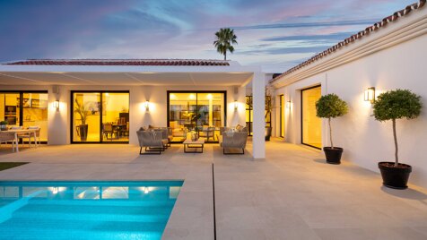 Moderne Villa im andalusischen Stil auf einer Ebene nahe dem Los Naranjos Golf Club