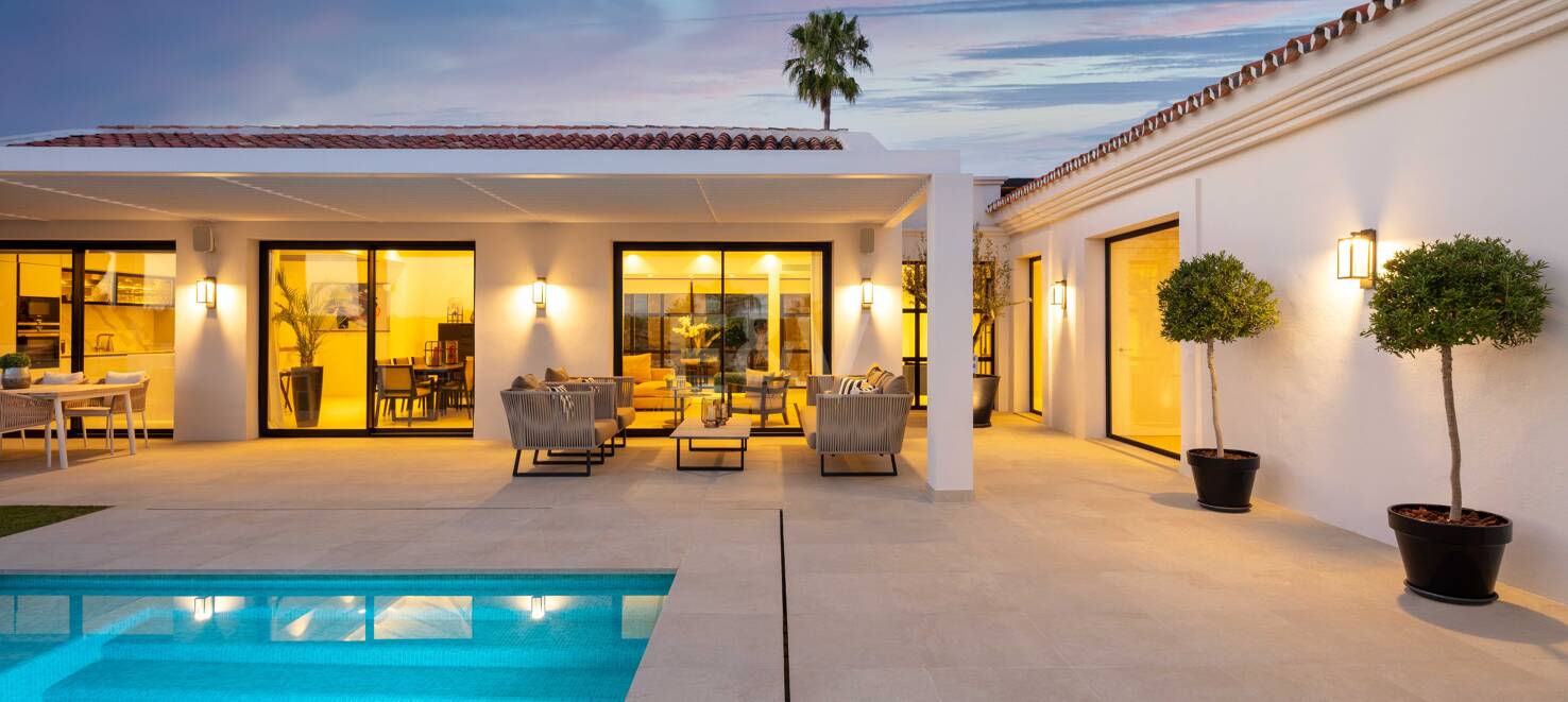 Moderna villa de estilo andaluz en una sola planta cerca de Los Naranjos Golf Club