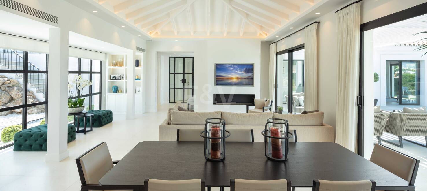 Moderna villa de estilo andaluz en una sola planta cerca de Los Naranjos Golf Club