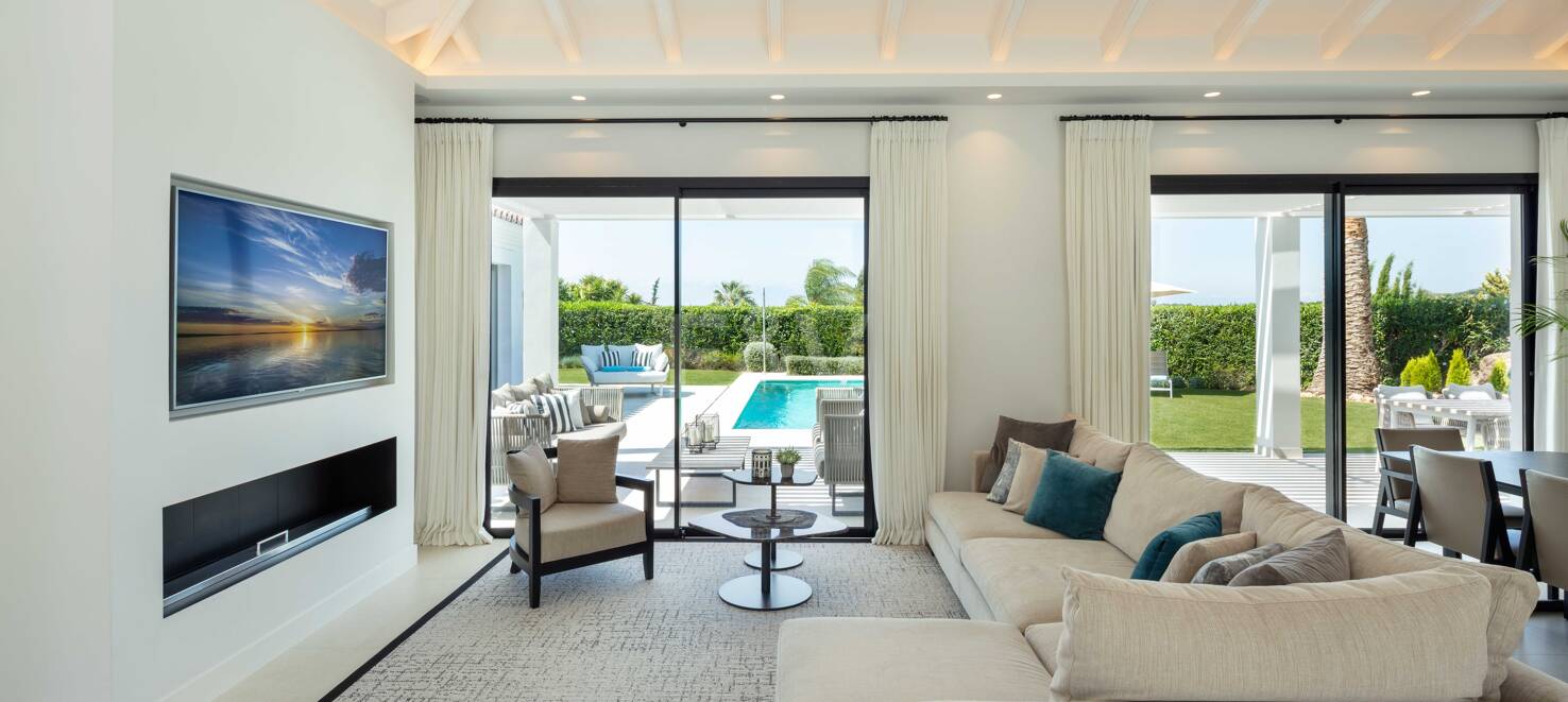 Moderna villa de estilo andaluz en una sola planta cerca de Los Naranjos Golf Club