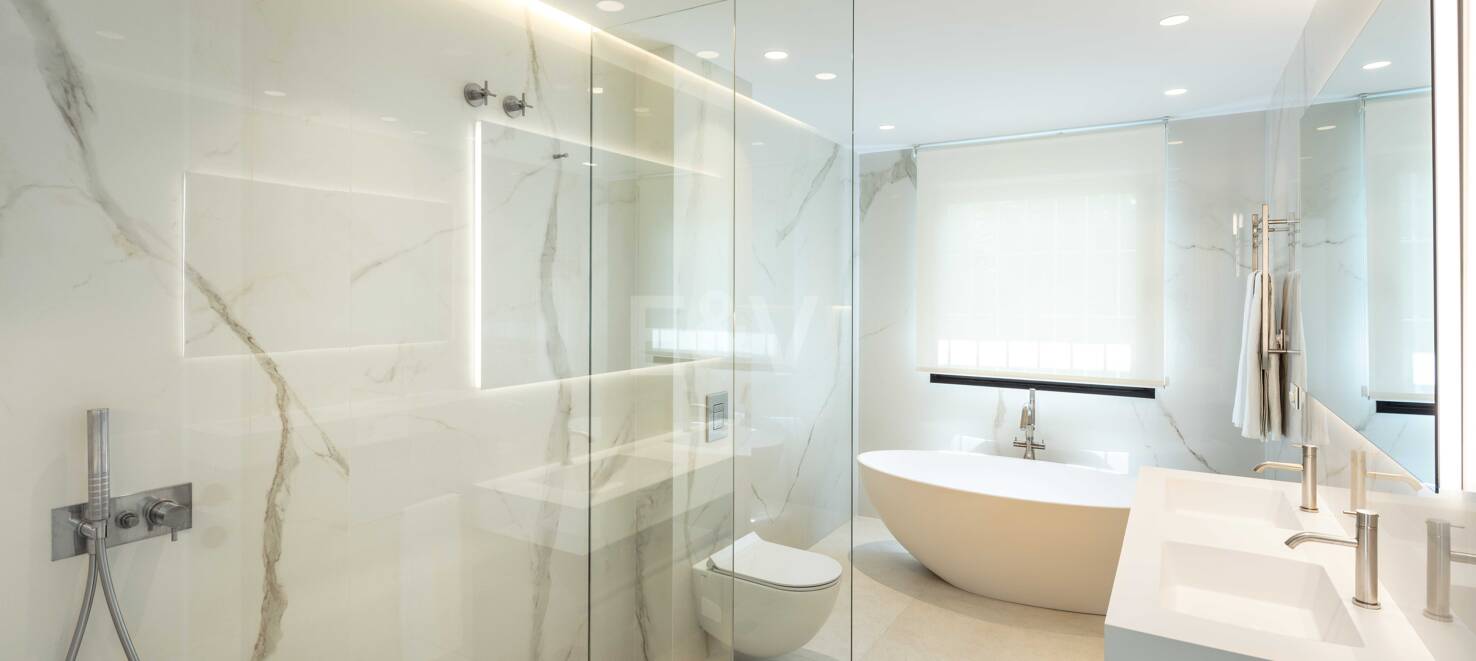 Moderna villa de estilo andaluz en una sola planta cerca de Los Naranjos Golf Club