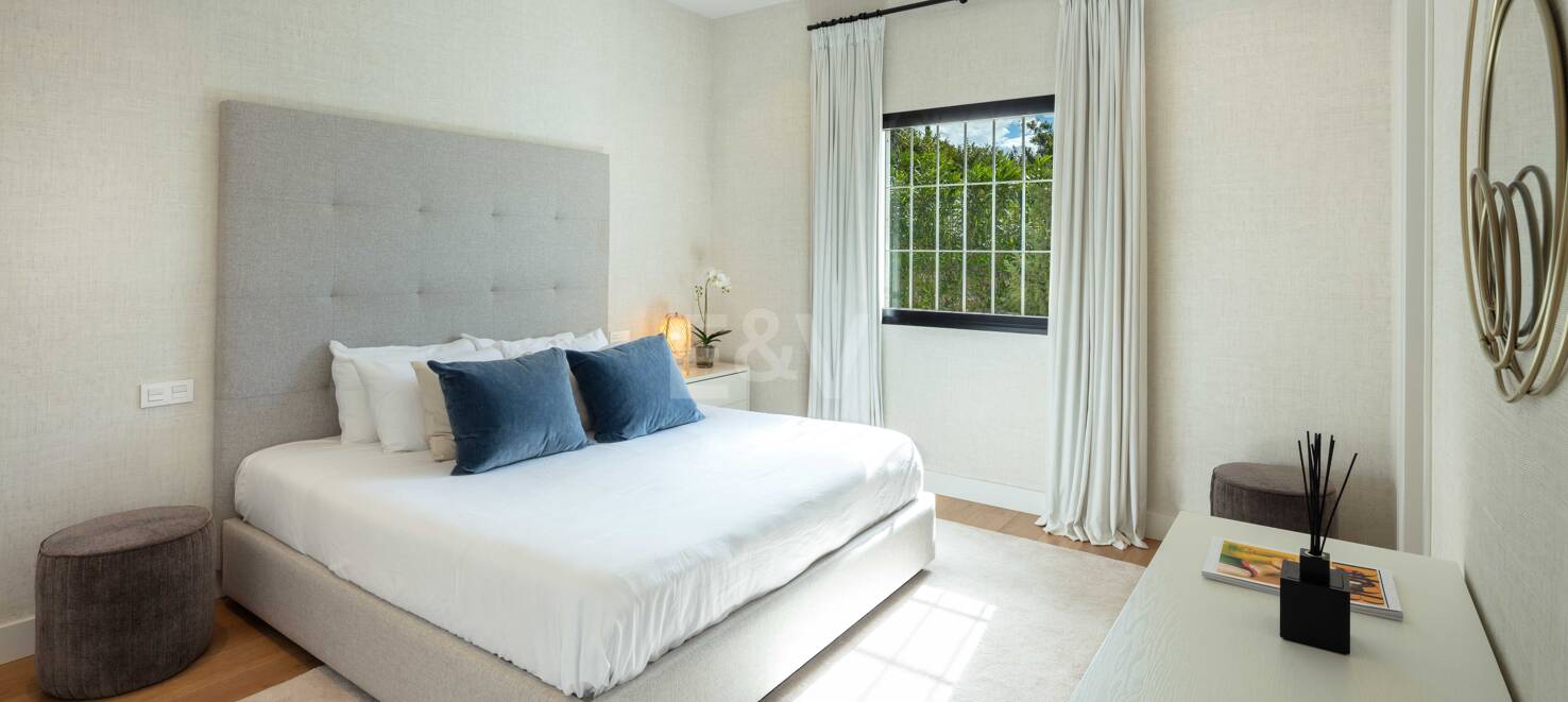 Moderna villa de estilo andaluz en una sola planta cerca de Los Naranjos Golf Club