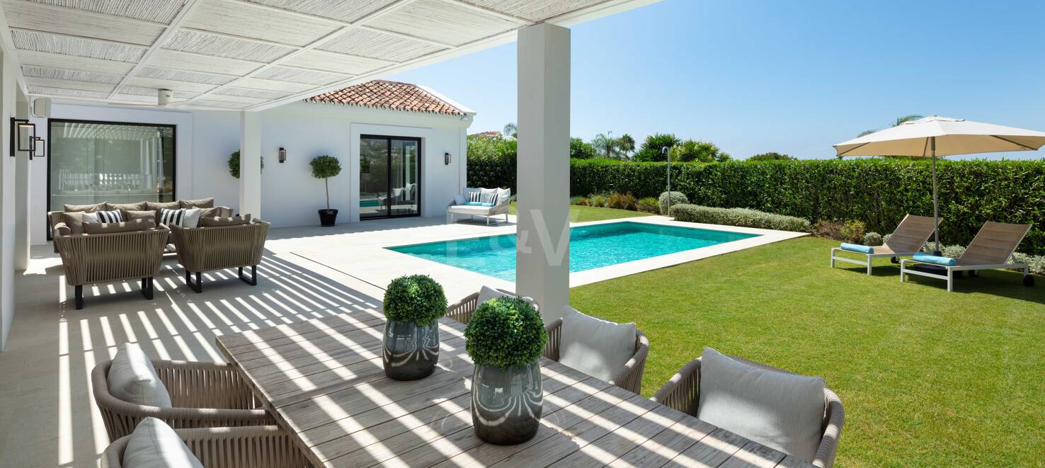 Moderna villa de estilo andaluz en una sola planta cerca de Los Naranjos Golf Club