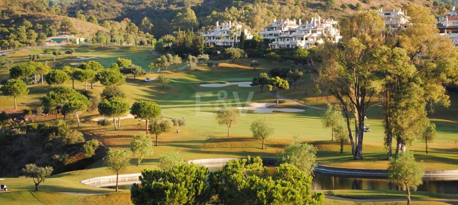 Moderna villa de estilo andaluz en una sola planta cerca de Los Naranjos Golf Club