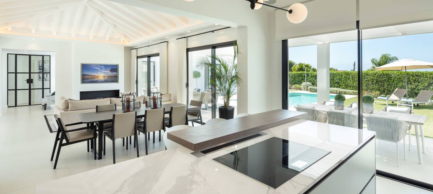 Moderna villa de estilo andaluz en una sola planta cerca de Los Naranjos Golf Club