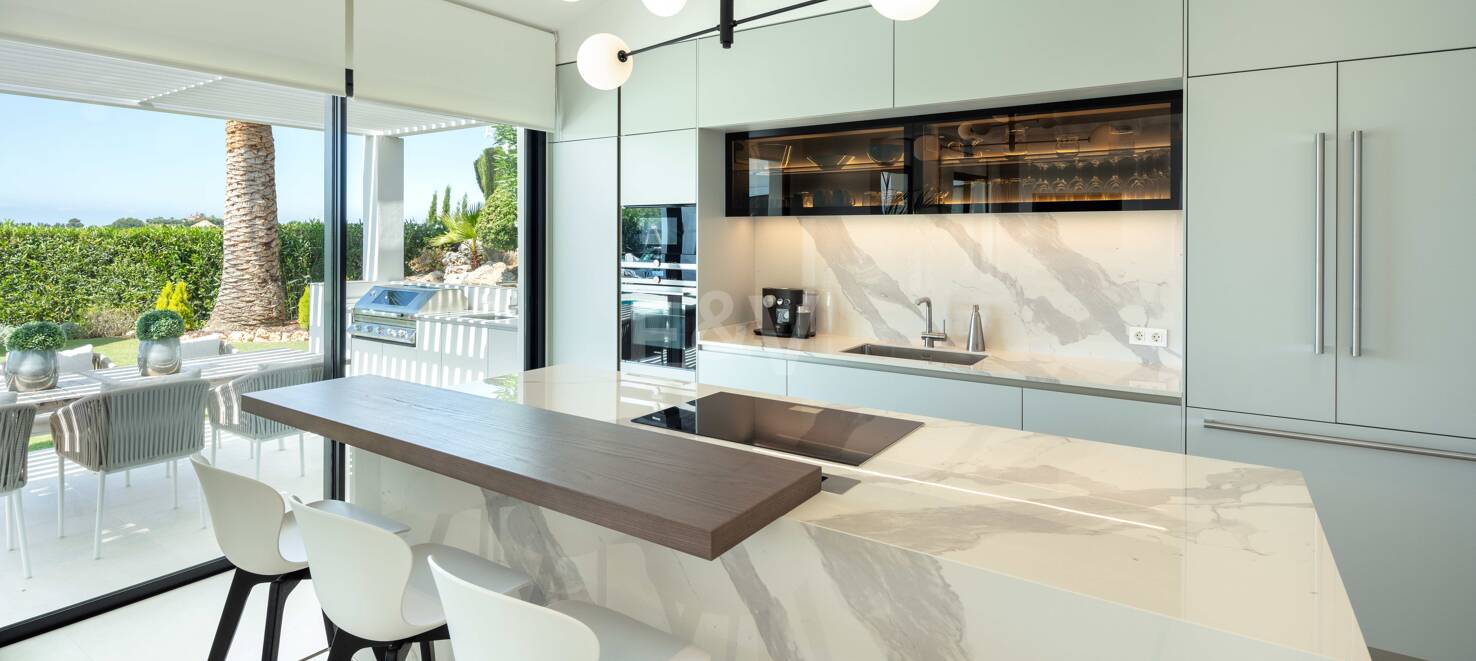 Moderna villa de estilo andaluz en una sola planta cerca de Los Naranjos Golf Club