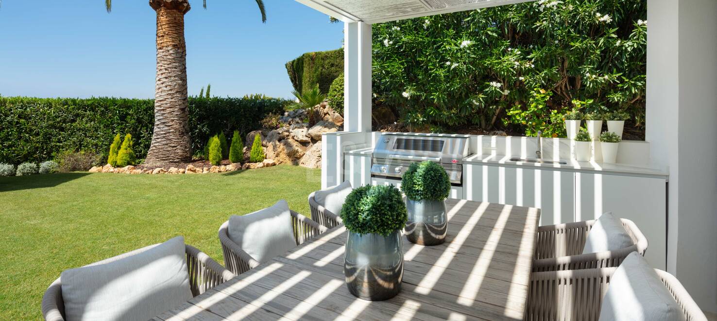 Moderna villa de estilo andaluz en una sola planta cerca de Los Naranjos Golf Club