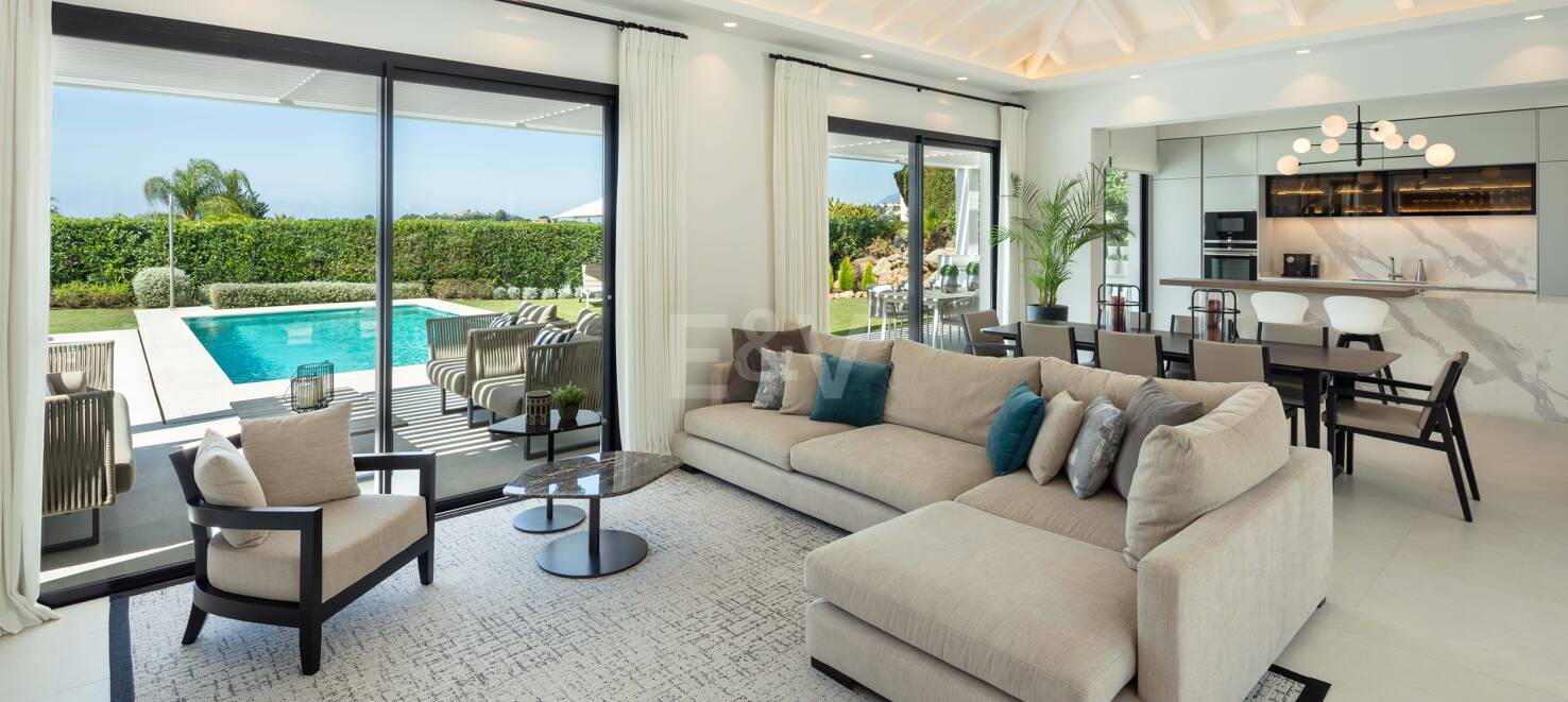 Moderna villa de estilo andaluz en una sola planta cerca de Los Naranjos Golf Club