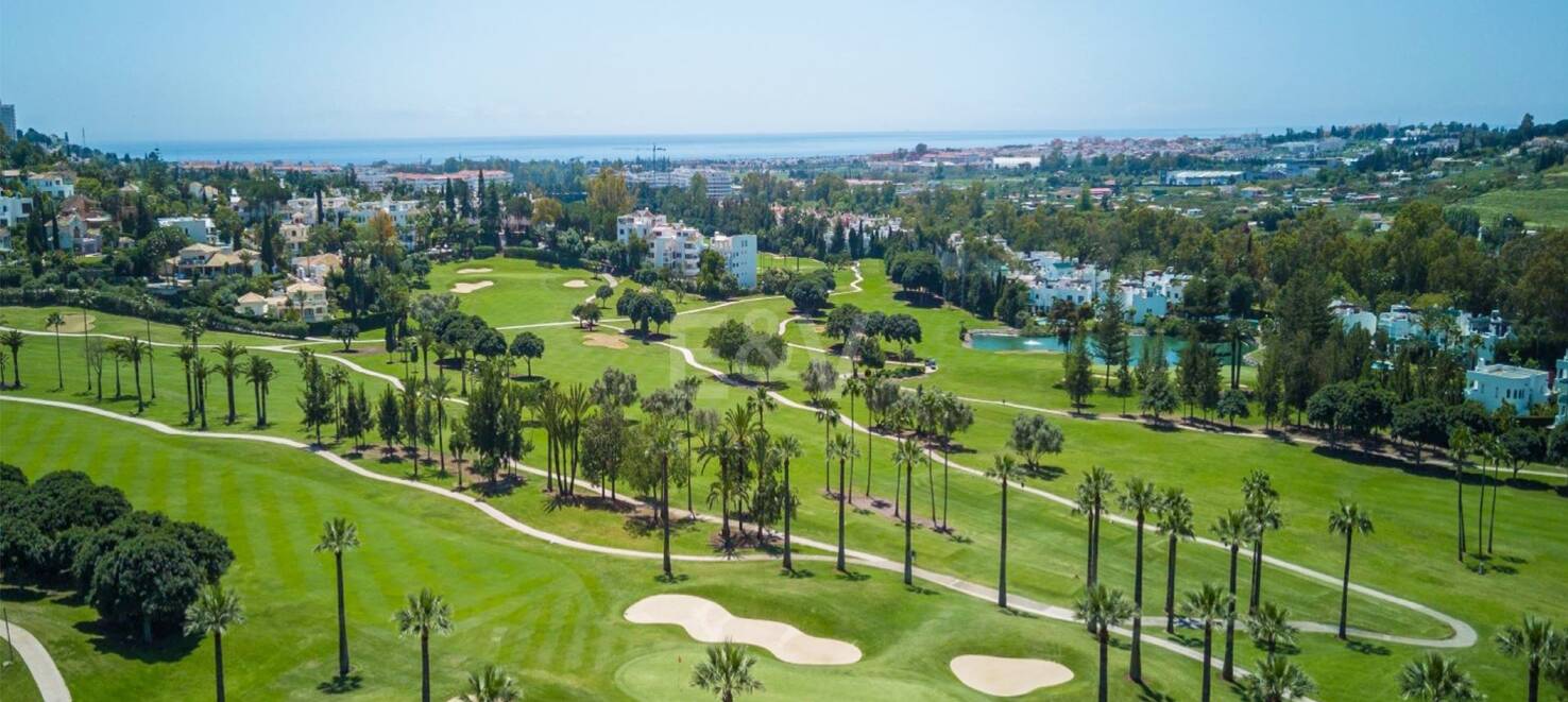 Moderna villa de estilo andaluz en una sola planta cerca de Los Naranjos Golf Club