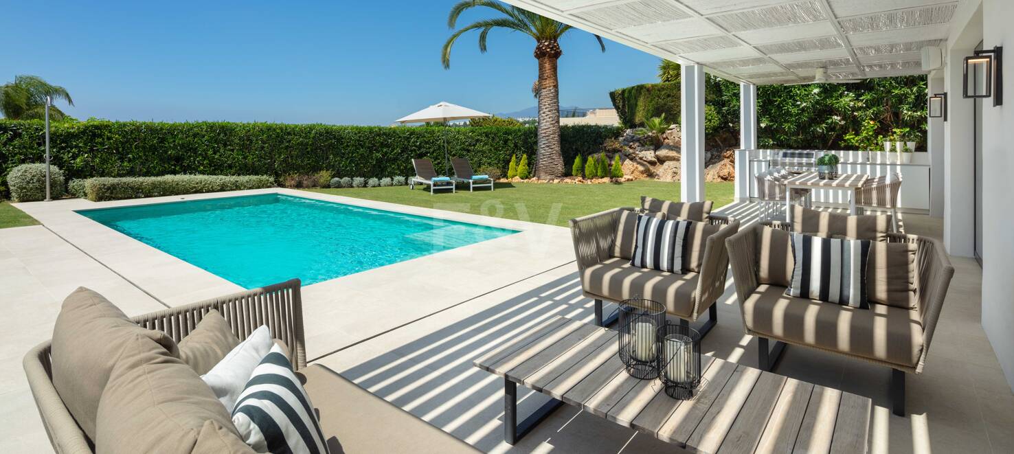 Moderna villa de estilo andaluz en una sola planta cerca de Los Naranjos Golf Club