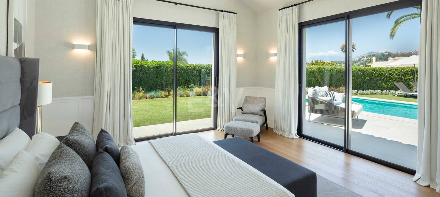 Moderna villa de estilo andaluz en una sola planta cerca de Los Naranjos Golf Club