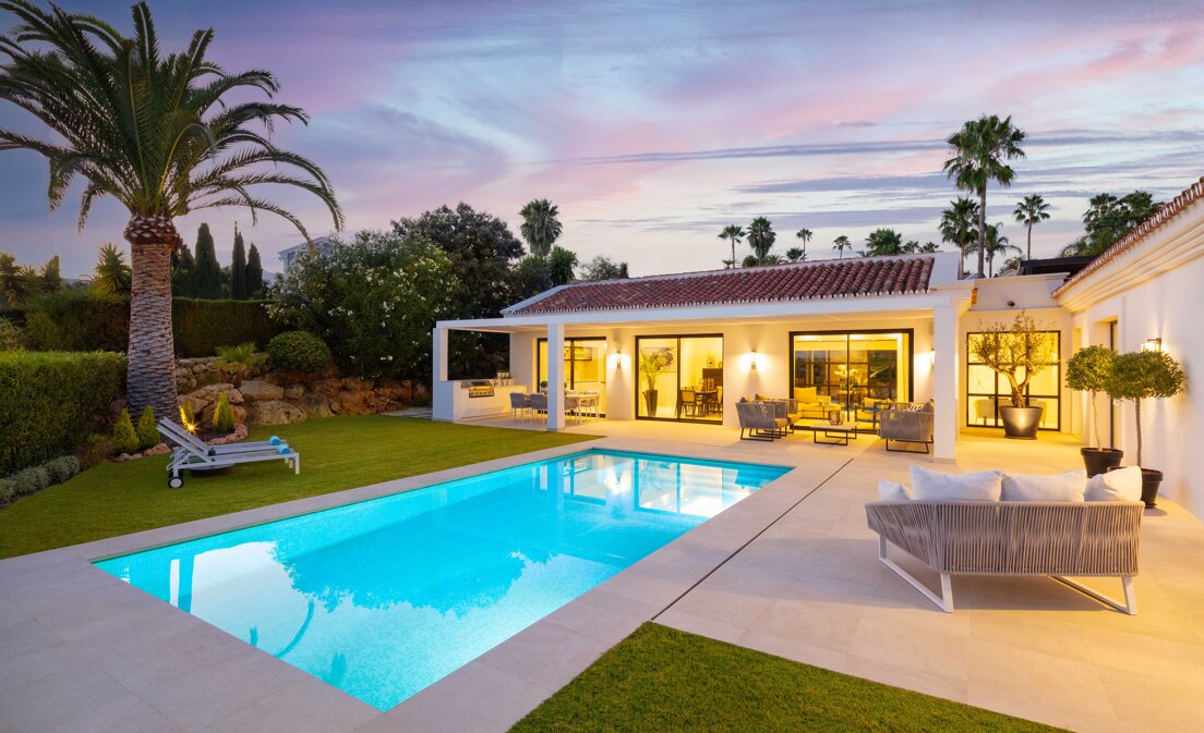 Moderne Villa im andalusischen Stil auf einer Ebene nahe dem Los Naranjos Golf Club