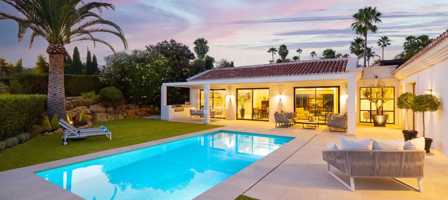 Moderna villa de estilo andaluz en una sola planta cerca de Los Naranjos Golf Club