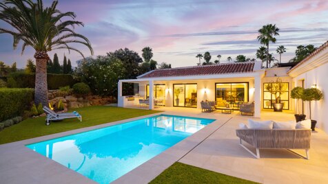 Moderne Villa im andalusischen Stil auf einer Ebene nahe dem Los Naranjos Golf Club