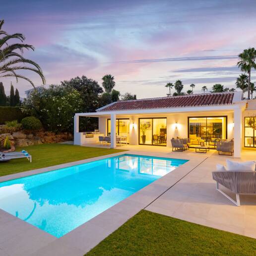 Moderna villa de estilo andaluz en una sola planta cerca de Los Naranjos Golf Club