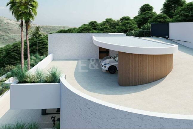 Samtida 3-nivå villa i en naturlig miljö i bergen i Montemayor