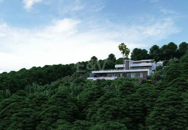 Samtida 3-nivå villa i en naturlig miljö i bergen i Montemayor