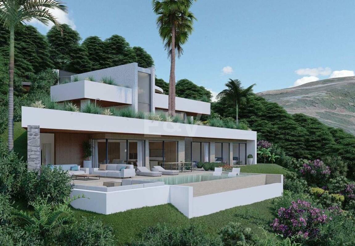 Samtida 3-nivå villa i en naturlig miljö i bergen i Montemayor