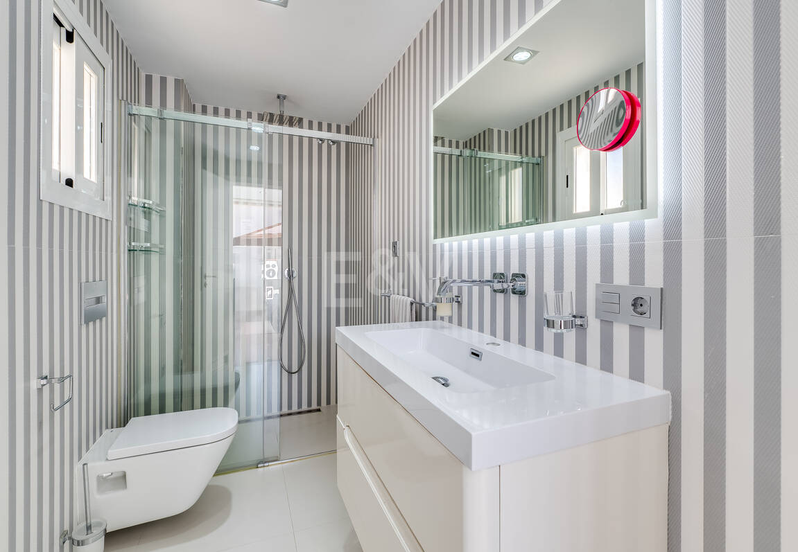 Beachfront townhouse in Bahia de Marbella with sea views