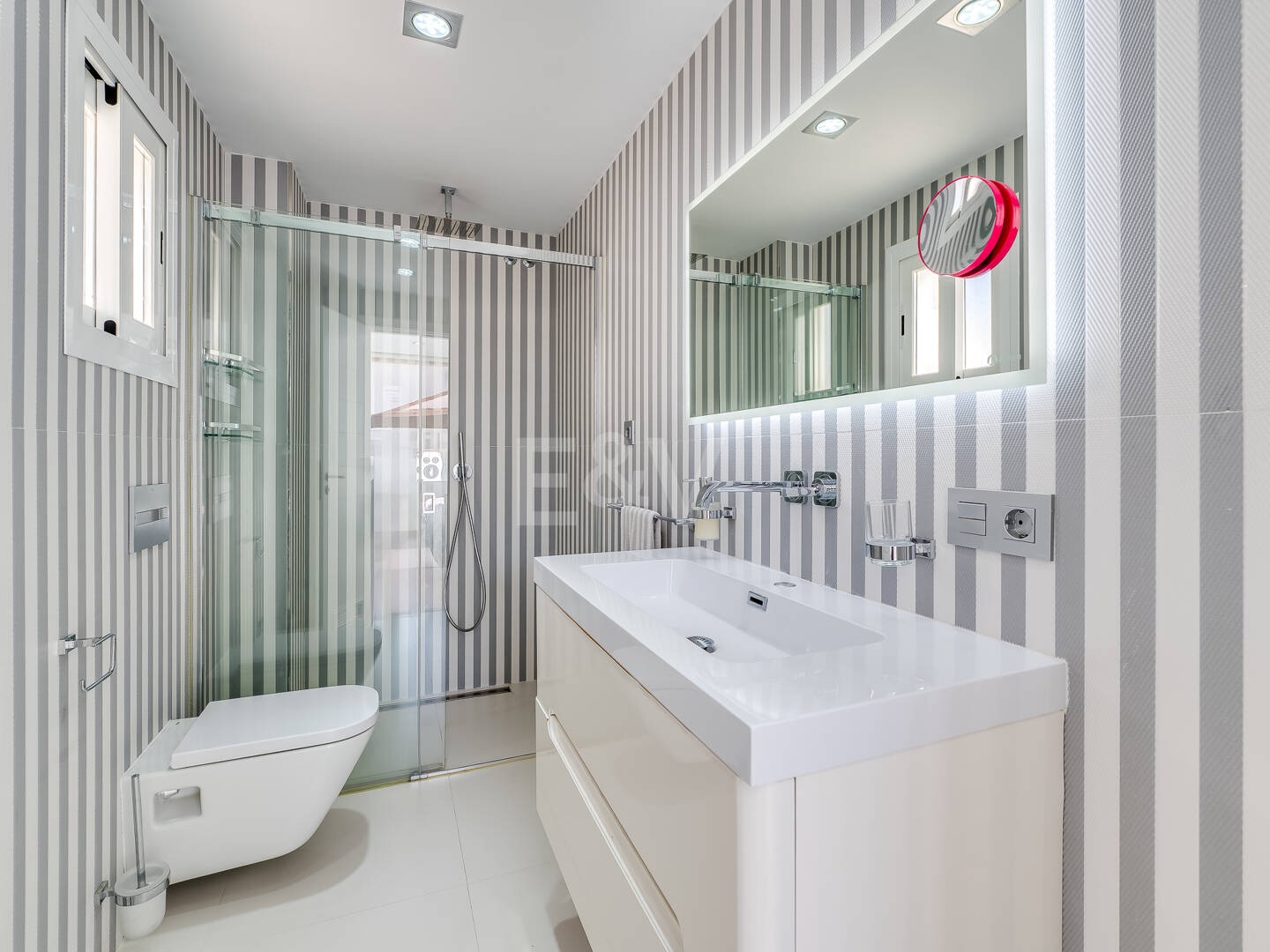 Beachfront townhouse in Bahia de Marbella with sea views