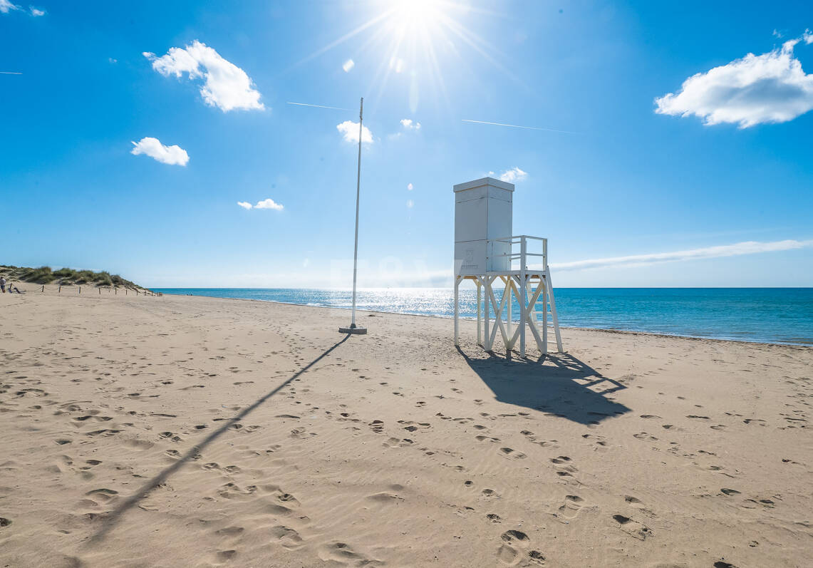 Casa adosada frente a la playa en Bahía de Marbella con vistas al mar. Disponible a largo plazo desde mediados de septiembre de 2026