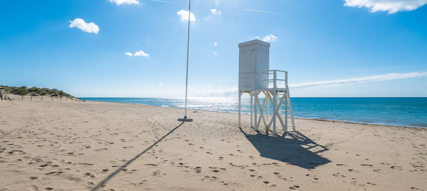 Beachfront townhouse i Bahia de Marbella med havsutsikt tillgänglig för kortsiktiga hyror
