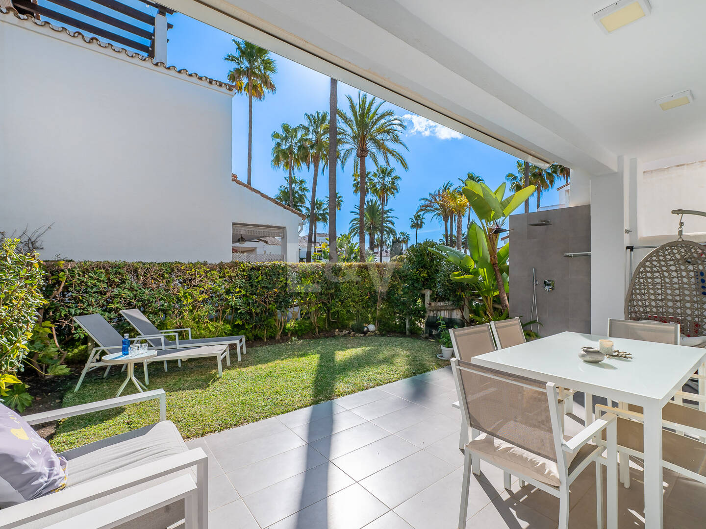 Beachfront townhouse in Bahia de Marbella with sea views