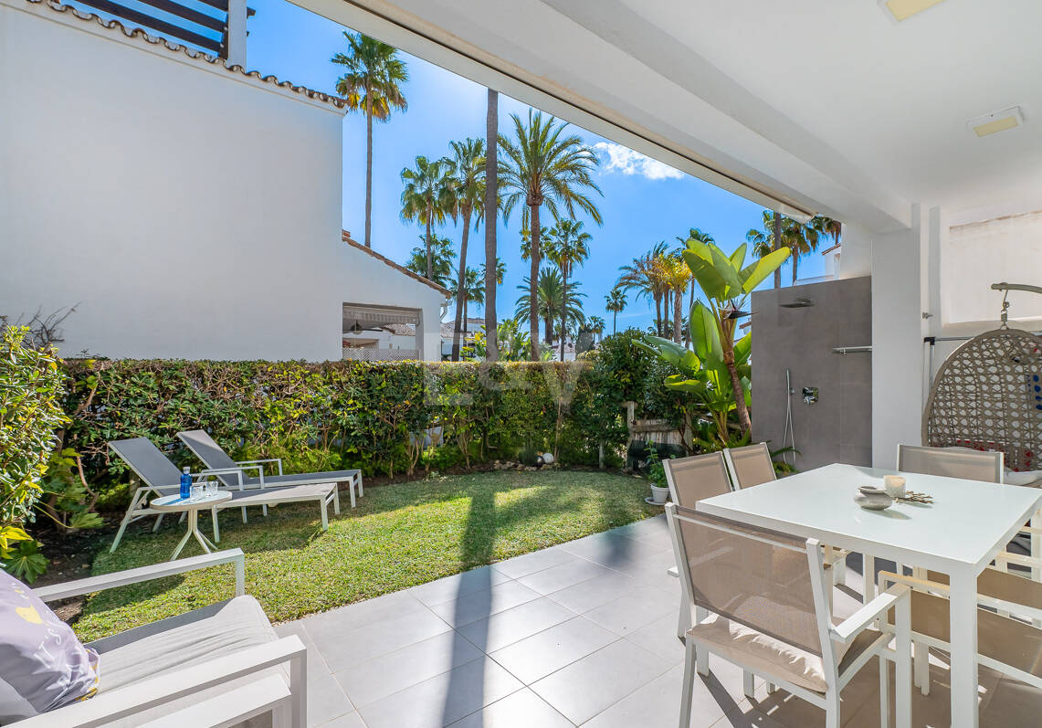Casa adosada frente a la playa en Bahía de Marbella con vistas al mar. Disponible a largo plazo desde mediados de septiembre de 2026