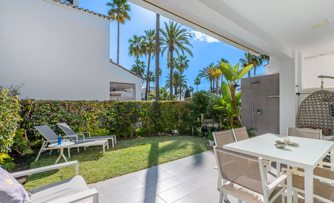 Beachfront townhouse i Bahia de Marbella med havsutsikt tillgänglig för kortsiktiga hyror