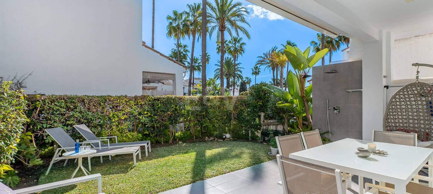 Beachfront townhouse i Bahia de Marbella med havsutsikt tillgänglig för kortsiktiga hyror