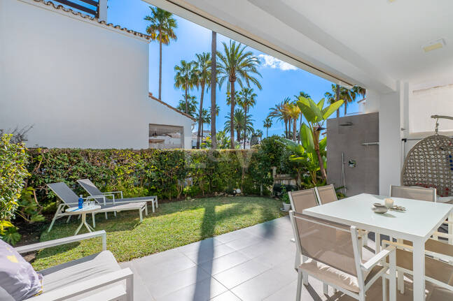 Beachfront townhouse in Bahia de Marbella with sea views