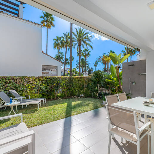 Beachfront townhouse i Bahia de Marbella med havsutsikt tillgänglig för kortsiktiga hyror